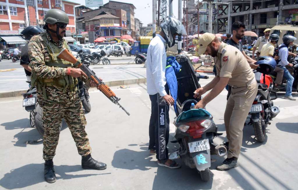 Security Tightened for Amarnath Yatra 2025: Multi-Layered Arrangements in Place Along Jammu-Srinagar Highway 4 GuxRQ5PXcAAJUo1