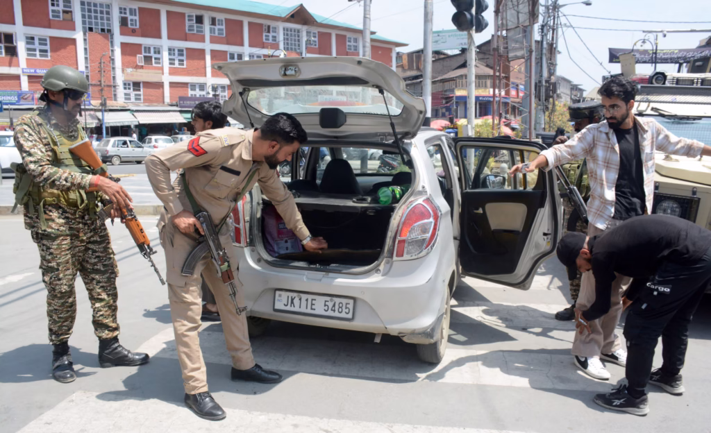 Security Tightened for Amarnath Yatra 2025: Multi-Layered Arrangements in Place Along Jammu-Srinagar Highway 2 GuxRQ6sXUAA8Ulw