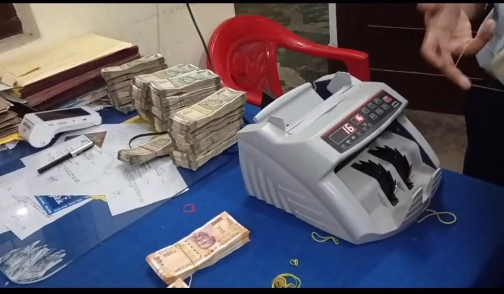 ₹15 Lakh Seized from Suspicious Vehicle at Bishramganj Police Naka Point 2 img 4215