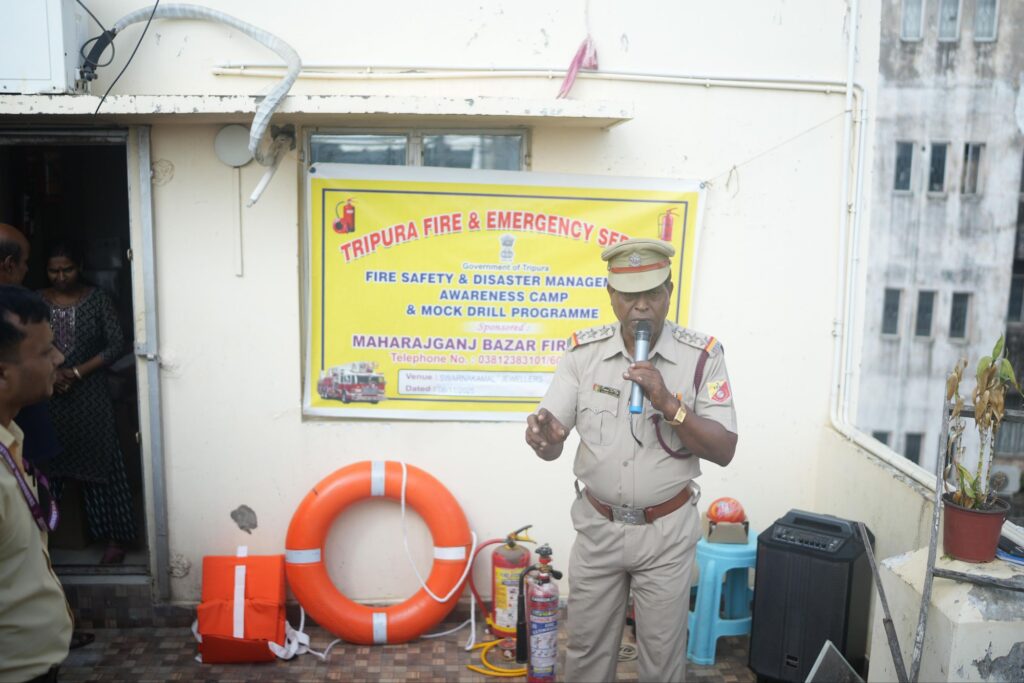 Fire & Disaster safety drill held at Swarnakamal Jewellers’ Agartala Showroom 2 10003977006474398494339836028