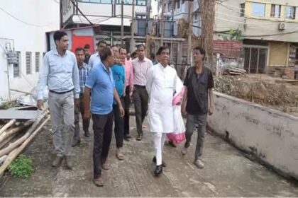 amc to begin renovation of madhyapara pond mayor inspects site