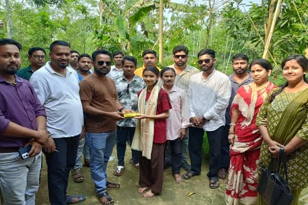 kadamtala yuva morcha felicitates meritorious students