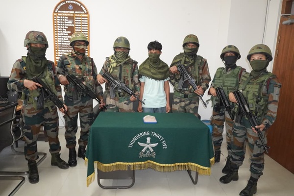 assam rifles customs recover morphine worth rs 18 lakh one held