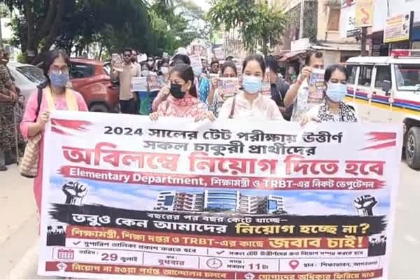tet qualified aspirants renew protest at shiksha bhavan