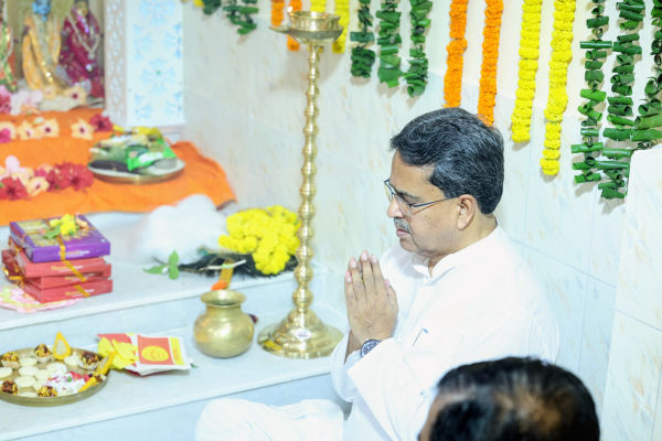 tripura cm says cpm institution of falsehoodcondemns lops remark on police