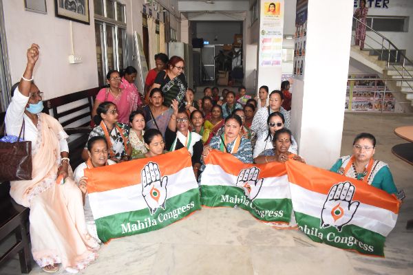tripura mahila cong stages protest at womens commission