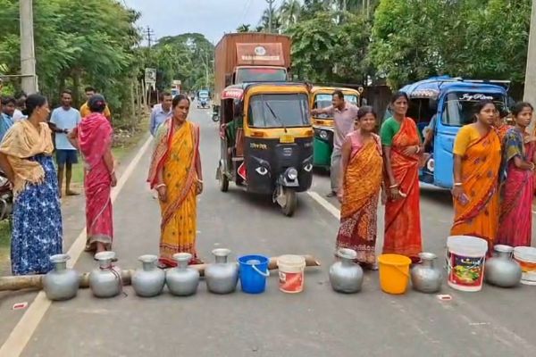 women block sonamura–belonia road over drinking water crisis
