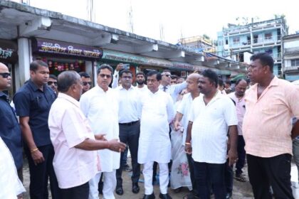 cm inspects maharajganj fish market emphasizes cleanliness
