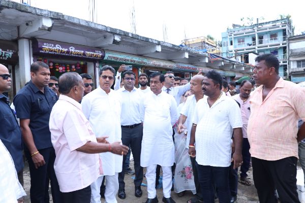 cm inspects maharajganj fish market emphasizes cleanliness
