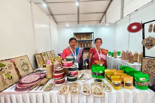 tripuras handicrafts shine at karnataka saras fair women shg members showcase creativity on national stage